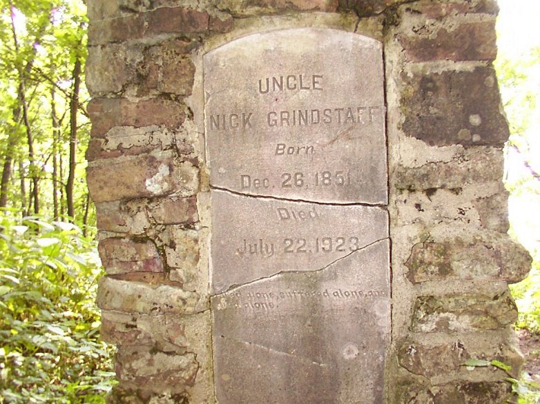 mm 3.0 - Uncle Nick Grindstaff's grave.  Courtesy judyverlinhowell@hotmail.com